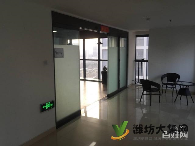 陽光100純寫字樓 兩臺空調(diào)帶獨(dú)立辦公室與部分辦公家具