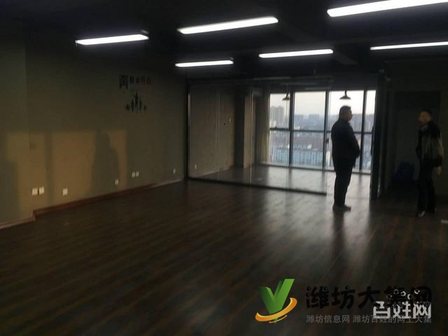 陽光100純寫字樓 兩臺空調(diào)帶獨(dú)立辦公室與部分辦公家具