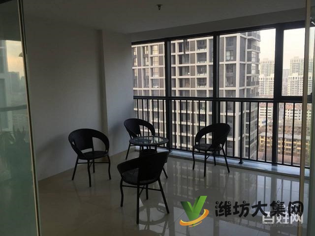 陽光100純寫字樓 兩臺空調(diào)帶獨(dú)立辦公室與部分辦公家具