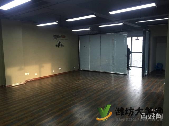 陽光100純寫字樓 兩臺空調(diào)帶獨(dú)立辦公室與部分辦公家具