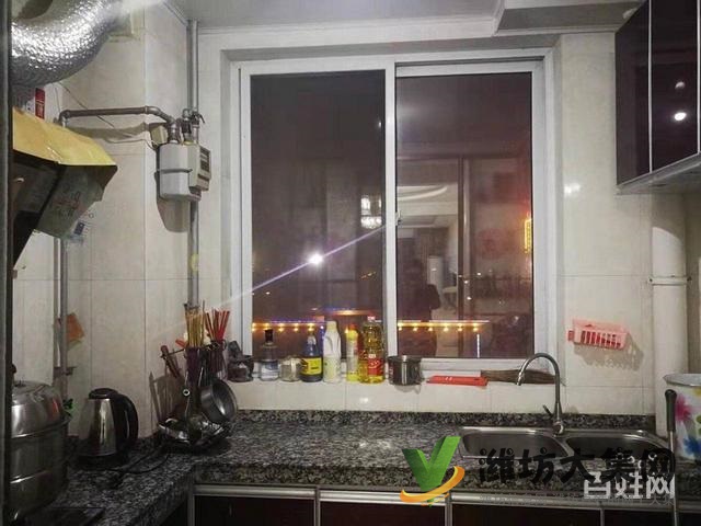 此房為結(jié)婚準(zhǔn)備，舒適三室，精裝修，現(xiàn)因換大房，找有