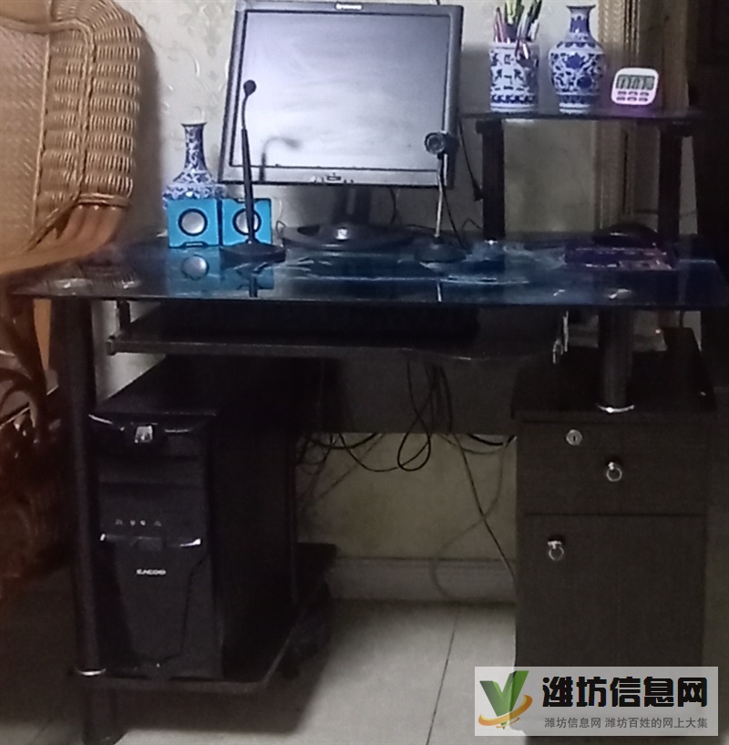 臺式電腦機全套，包括主機，顯示屏，擴音器，視頻器，話筒。電腦桌。