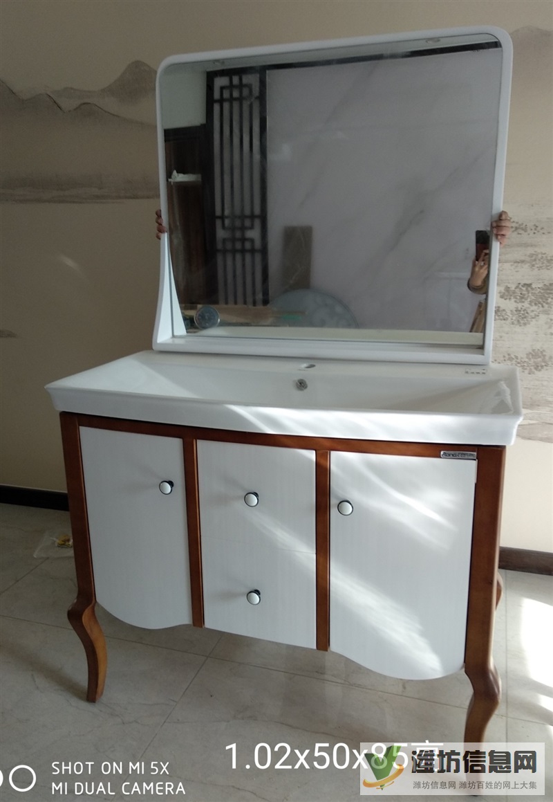 處理全新橡木套色烤漆洗手臺(tái)